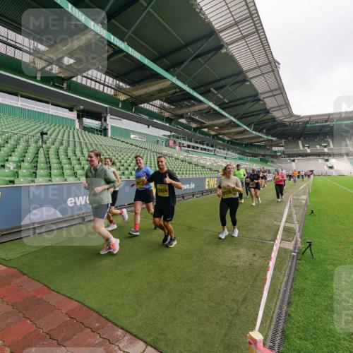 13.09.2026 - 21. swb-Marathon Bremen Michael Burmester http://msf.ph/oto/10301090 13.09.2026 10:43:18 Laufen im Stadion 10002, 10004, 10005, 10148, 10271, 10303, 10325, 10330, 10335, 10361, 10362, 10395, 10396, 10402, 10459, 10474, 10490, 10491, 10513, 10519, 10546, 10557, 10572, 10605, 10606, 10665, 10752, 10756, 10773, 10779, 10784, 10805, 10854, 10880, 10882, 10899, 10900, 10909, 10963, 10977, 10997, 11026, 11027, 11041, 11078, 11084, 11085, 11090, 11097, 11098, 11140, 11173, 11192, 11217, 11264, 11274, 11333, 11337, 11448, 11456, 11461, 11482 meine-sportfotos.de