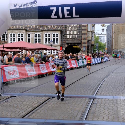 13.09.2026 - 21. swb-Marathon Bremen Tim E. http://msf.ph/oto/10301160 13.09.2026 10:43:06 Ziel 10235, 10312, 10816, 10988, 12281, 13580 meine-sportfotos.de