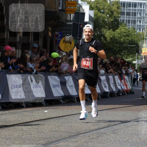 13.09.2026 - 21. swb-Marathon Bremen Strokosch-Dieckow http://msf.ph/oto/10301295 13.09.2026 12:51:25 Ziel 858, 1453, 1639 meine-sportfotos.de
