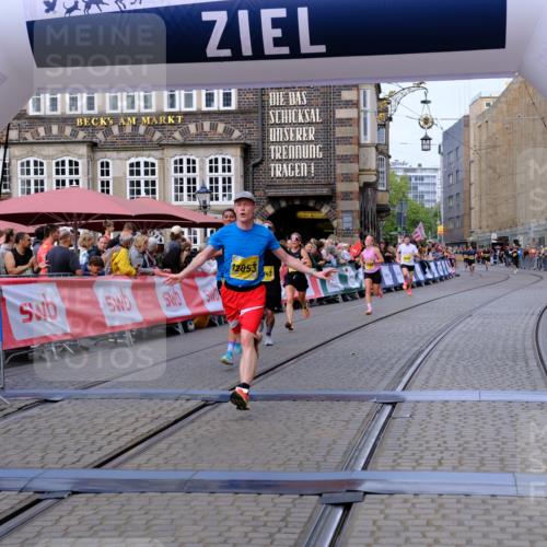 13.09.2026 - 21. swb-Marathon Bremen Tim E. http://msf.ph/oto/10301320 13.09.2026 10:43:23 Ziel 10336, 10988, 11042, 11143, 11265, 11442, 11632, 12053, 12469, 13523 meine-sportfotos.de