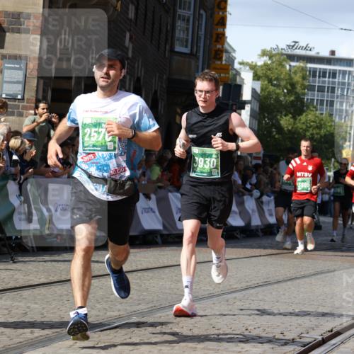 13.09.2026 - 21. swb-Marathon Bremen Strokosch-Dieckow http://msf.ph/oto/10301359 13.09.2026 13:21:36 Ziel 226, 2979, 3202, 3450, 3534, 4234, 4362, 4445, 4484, 4519, 4734, 6357, 6862, 8323, 8408, 8791, 9267, 9268, 9514, 9900, 572, 1254, 2088, 2397, 3290, 3695, 3930, 3934, 4735, 6865, 6976, 7098, 7176, 8947, 9059, 9421, 10120 meine-sportfotos.de