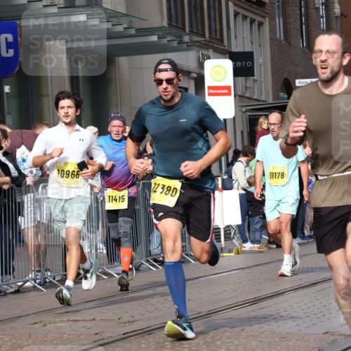 13.09.2026 - 21. swb-Marathon Bremen Strokosch-Dieckow http://msf.ph/oto/10301602 13.09.2026 10:49:51 Ziel 10170, 10452, 10593, 10876, 11111, 11128, 11178, 11415, 11497, 11499, 12240, 12269, 12510, 10508, 10593, 10709, 10966, 11005, 11007, 11035, 11092, 11183, 11717, 12380 meine-sportfotos.de