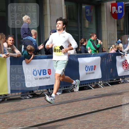 13.09.2026 - 21. swb-Marathon Bremen Strokosch-Dieckow http://msf.ph/oto/10301664 13.09.2026 10:49:54 Ziel 10170, 10452, 10876, 10923, 11111, 11128, 11178, 11415, 11497, 11499, 11680, 12045, 12240, 12269, 12510, 13562, 10508, 10593, 10709, 10966, 11005, 11007, 11035, 11183, 11717, 12380 meine-sportfotos.de