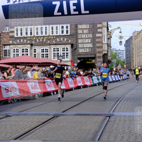 13.09.2026 - 21. swb-Marathon Bremen Tim E. http://msf.ph/oto/10301792 13.09.2026 10:44:01 Ziel 10742, 11019, 11607, 11948, 12250, 12253, 13509 meine-sportfotos.de