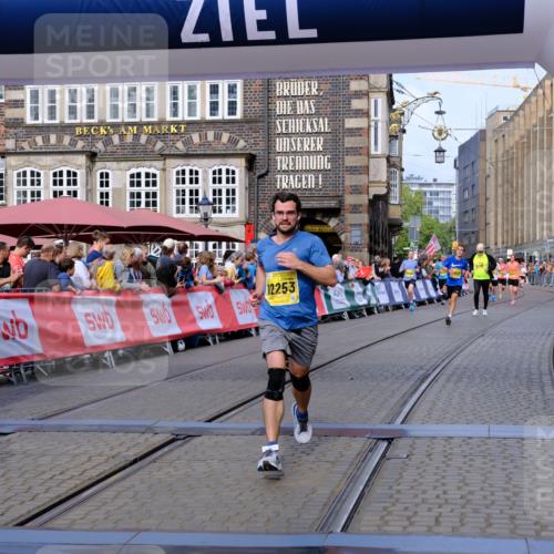 13.09.2026 - 21. swb-Marathon Bremen Tim E. http://msf.ph/oto/10301834 13.09.2026 10:44:03 Ziel 10337, 10742, 11019, 11208, 11948, 12250, 12253, 12436, 13509 meine-sportfotos.de
