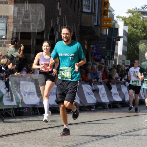 13.09.2026 - 21. swb-Marathon Bremen Strokosch-Dieckow http://msf.ph/oto/10301839 13.09.2026 13:21:57 Ziel 572, 1130, 1254, 2088, 2397, 2570, 2904, 3120, 3290, 3435, 3655, 3695, 3930, 4165, 5542, 6865, 7176, 8184, 8270, 8384, 8730, 8923, 9048, 9059, 9421, 9722, 13145, 148, 1601, 1645, 2051, 3021, 3652, 7625, 7917, 8452, 8924, 9599, 9839 meine-sportfotos.de
