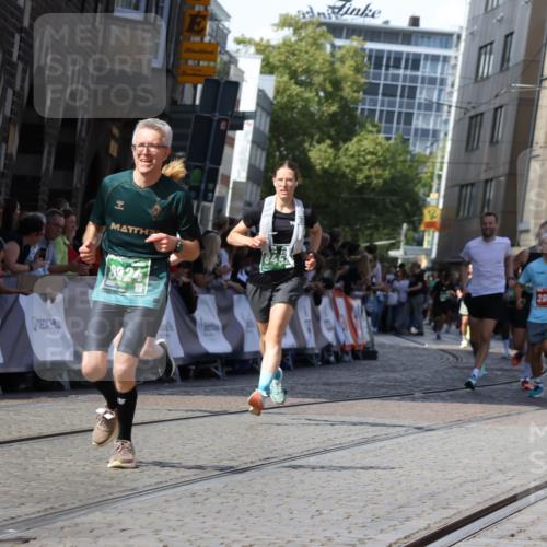 13.09.2026 - 21. swb-Marathon Bremen Strokosch-Dieckow http://msf.ph/oto/10301899 13.09.2026 13:21:59 Ziel 572, 1130, 1254, 2088, 2397, 2570, 2904, 3290, 3435, 3655, 3695, 3930, 3934, 4735, 5542, 6865, 7176, 8184, 8270, 8384, 8730, 9048, 9059, 9421, 13145, 148, 1601, 1645, 3021, 3652, 6621, 7625, 7917, 8452, 8924, 9839 meine-sportfotos.de
