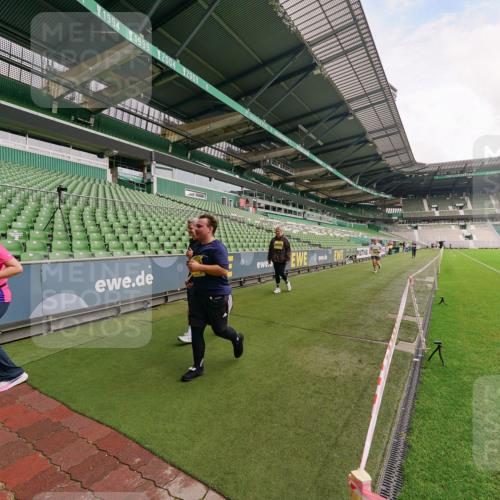 13.09.2026 - 21. swb-Marathon Bremen Michael Burmester http://msf.ph/oto/10301901 13.09.2026 10:50:43 Laufen im Stadion 10533, 10534, 10573, 10627, 10667, 10710, 11031, 11266, 11352, 11496, 11712, 11780, 11807, 12377, 12408, 12440, 12535, 10161, 10264, 10349, 10535, 10732, 10895, 10933, 10970, 11050, 11104, 11262, 11296, 11423, 11443, 11457, 11529, 11530, 11546, 11573, 11579, 11639, 11663, 11675, 11698, 11760, 12157, 12340, 12444, 12472 meine-sportfotos.de