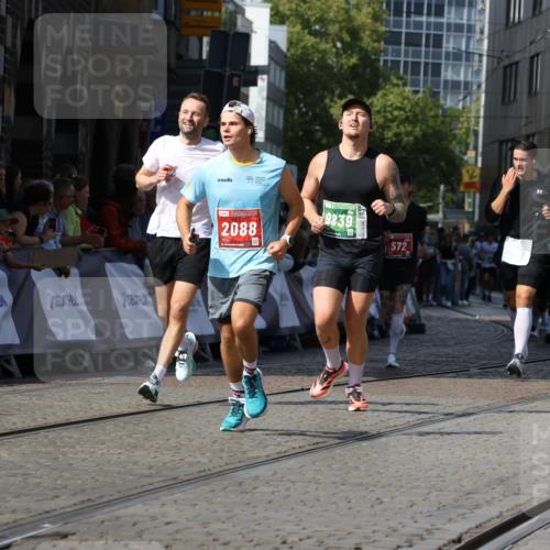 13.09.2026 - 21. swb-Marathon Bremen Strokosch-Dieckow http://msf.ph/oto/10301974 13.09.2026 13:22:03 Ziel 572, 1130, 1254, 2088, 2397, 2570, 3290, 3338, 3435, 3695, 3930, 3934, 4735, 5542, 6865, 6976, 7098, 7176, 8384, 8947, 9048, 9059, 9421, 10120, 13145, 1601, 1645, 2499, 3021, 3652, 4204, 4211, 6621, 7625, 7917, 8447, 8574, 9668, 9839 meine-sportfotos.de
