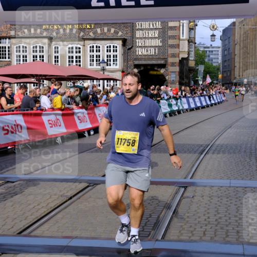13.09.2026 - 21. swb-Marathon Bremen Tim E. http://msf.ph/oto/10302093 13.09.2026 10:44:27 Ziel 10342, 11108, 11644, 11758, 13538 meine-sportfotos.de