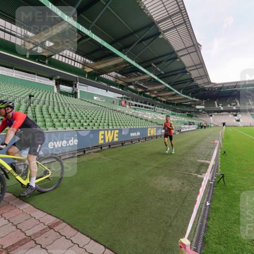13.09.2026 - 21. swb-Marathon Bremen Michael Burmester http://msf.ph/oto/10302153 13.09.2026 11:54:04 Laufen im Stadion  meine-sportfotos.de