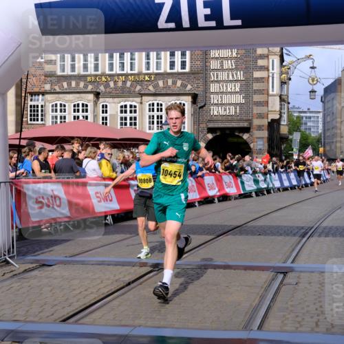 13.09.2026 - 21. swb-Marathon Bremen Tim E. http://msf.ph/oto/10302196 13.09.2026 10:44:48 Ziel 10454, 10806, 10861, 10956, 11148, 11438, 11615, 12473 meine-sportfotos.de
