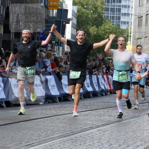 13.09.2026 - 21. swb-Marathon Bremen Strokosch-Dieckow http://msf.ph/oto/10302209 13.09.2026 13:22:14 Ziel 141, 148, 572, 1209, 2051, 3290, 3338, 3774, 3934, 4581, 4735, 5193, 6976, 7098, 8438, 8452, 8924, 8947, 9421, 9599, 10120, 1933, 2499, 3855, 4204, 4211, 8447, 8574, 9668 meine-sportfotos.de