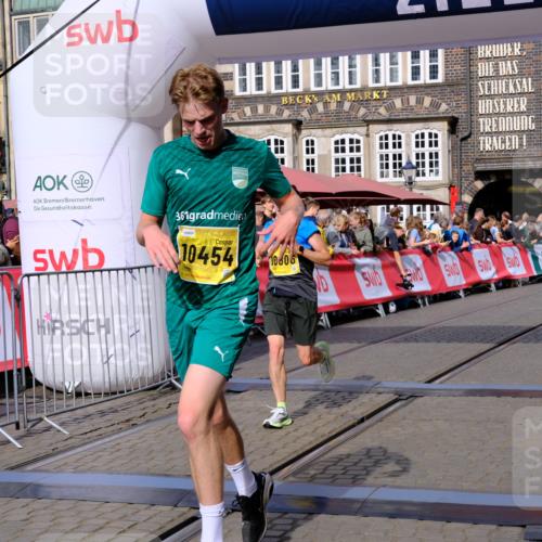 13.09.2026 - 21. swb-Marathon Bremen Tim E. http://msf.ph/oto/10302217 13.09.2026 10:44:48 Ziel 10454, 10806, 10861, 10956, 11148, 11438, 11615, 12473 meine-sportfotos.de