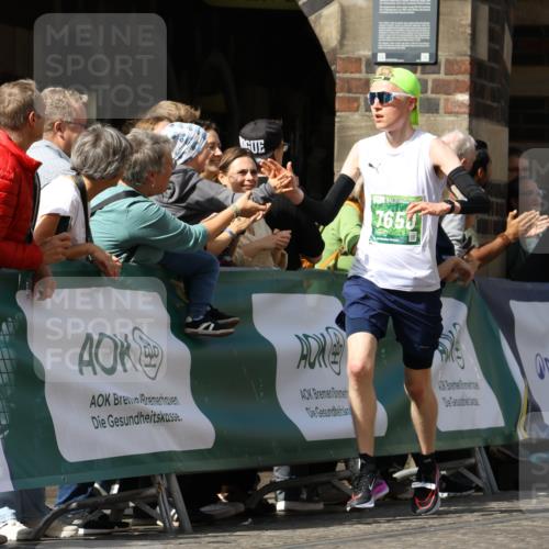 13.09.2026 - 21. swb-Marathon Bremen Strokosch-Dieckow http://msf.ph/oto/10302223 13.09.2026 12:53:07 Ziel 417, 553, 2100, 7244, 8729, 2585, 2670, 7650, 8081 meine-sportfotos.de