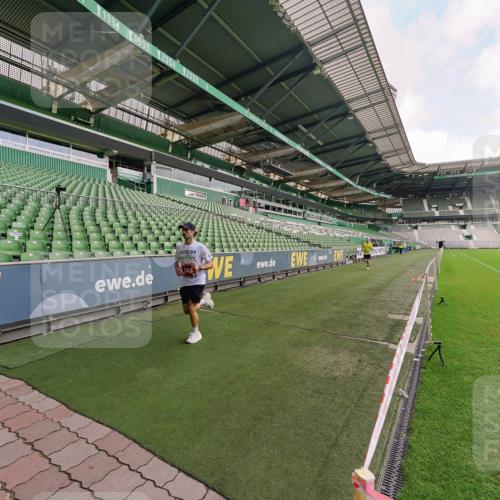 13.09.2026 - 21. swb-Marathon Bremen Michael Burmester http://msf.ph/oto/10302267 13.09.2026 12:14:10 Laufen im Stadion 245, 540, 822, 1149, 1046, 1651, 1671, 2054 meine-sportfotos.de