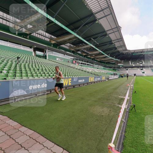 13.09.2026 - 21. swb-Marathon Bremen Michael Burmester http://msf.ph/oto/10302288 13.09.2026 12:15:25 Laufen im Stadion 245, 540, 822, 1028, 1670, 1766, 1997, 317, 443, 614, 796, 1651 meine-sportfotos.de