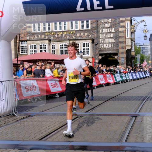 13.09.2026 - 21. swb-Marathon Bremen Tim E. http://msf.ph/oto/10302294 13.09.2026 10:44:54 Ziel 10454, 10806, 10861, 11438, 11615, 11704, 12473 meine-sportfotos.de