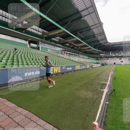 13.09.2026 - 21. swb-Marathon Bremen Michael Burmester http://msf.ph/oto/10302324 13.09.2026 12:20:20 Laufen im Stadion 634, 1957, 513, 917, 1154, 1190, 1192, 1263 meine-sportfotos.de