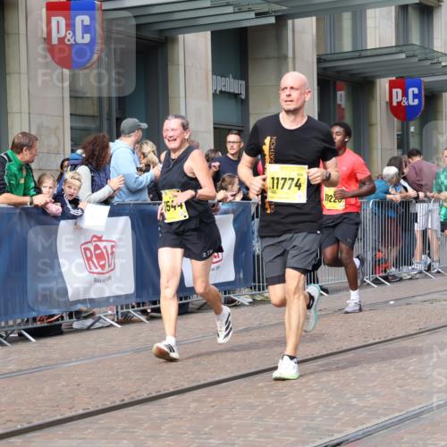 13.09.2026 - 21. swb-Marathon Bremen Strokosch-Dieckow http://msf.ph/oto/10302409 13.09.2026 10:50:33 Ziel 10200, 10267, 10537, 10764, 11076, 11087, 11170, 11625, 11626, 11753, 11961, 12004, 12052, 12070, 12179, 12303, 12309, 12351, 12407, 12488, 12560, 13544, 10170, 10233, 10525, 10840, 10923, 11111, 11178, 11220, 11276, 11497, 11499, 11622, 11664, 11680, 11742, 11774, 12045, 12078, 12269, 12309, 12447, 13562 meine-sportfotos.de