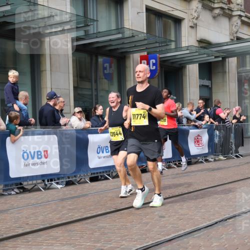 13.09.2026 - 21. swb-Marathon Bremen Strokosch-Dieckow http://msf.ph/oto/10302435 13.09.2026 10:50:33 Ziel 10200, 10267, 10537, 10764, 11076, 11087, 11170, 11625, 11626, 11753, 11961, 12004, 12052, 12070, 12179, 12303, 12309, 12351, 12407, 12488, 12560, 13544, 10170, 10233, 10525, 10840, 10923, 11111, 11178, 11220, 11276, 11497, 11499, 11622, 11664, 11680, 11742, 11774, 12045, 12078, 12269, 12309, 12447, 13562 meine-sportfotos.de