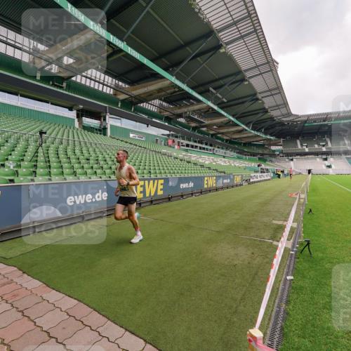 13.09.2026 - 21. swb-Marathon Bremen Michael Burmester http://msf.ph/oto/10302546 13.09.2026 12:30:22 Laufen im Stadion 314, 520, 547, 858, 934, 1168, 1214, 1357, 1453, 1639, 5212, 6485, 8285, 103, 206, 238, 322, 420, 447, 841, 875, 1187, 1352, 1840, 2032, 2143 meine-sportfotos.de