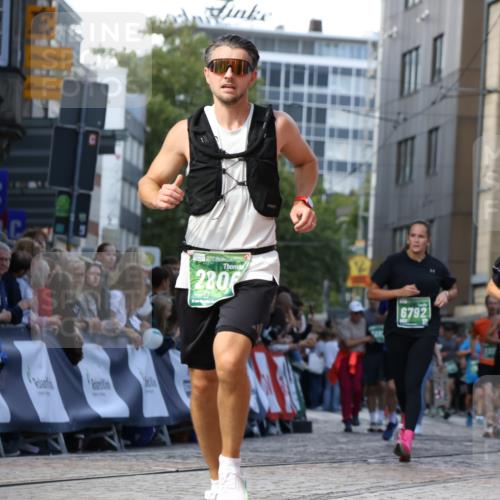 13.09.2026 - 21. swb-Marathon Bremen Strokosch-Dieckow http://msf.ph/oto/10302729 13.09.2026 13:22:41 Ziel 1601, 1933, 2499, 3855, 4204, 4211, 4697, 6621, 7625, 7917, 8447, 8574, 9668, 913, 1963, 2040, 2806, 3145, 3560, 6707, 6737, 6792, 8551, 8646 meine-sportfotos.de