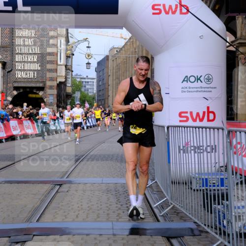 13.09.2026 - 21. swb-Marathon Bremen Tim E. http://msf.ph/oto/10302898 13.09.2026 10:45:39 Ziel 10143, 10318, 10352, 10398, 10536, 10866, 11020, 11088, 11209, 11232, 11396, 11478, 11695, 11749, 11835, 12054, 12475, 12534 meine-sportfotos.de