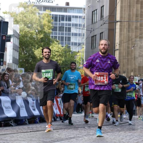 13.09.2026 - 21. swb-Marathon Bremen Strokosch-Dieckow http://msf.ph/oto/10303117 13.09.2026 13:23:20 Ziel 1809, 1900, 1935, 1963, 2040, 2367, 2827, 2914, 2961, 3098, 3145, 3233, 3374, 3560, 3729, 3920, 5114, 6737, 7909, 8304, 8377, 8646, 8671, 8672, 8732, 8787, 8819, 8820, 9921, 135, 672, 2371, 2409, 2490, 2627, 3078, 3138, 3173, 3531, 3856, 3861, 3939, 6843, 6848, 6923, 8560, 8863, 9088, 9196 meine-sportfotos.de