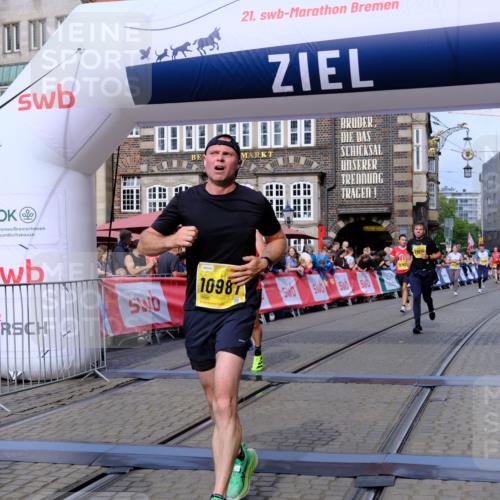 13.09.2026 - 21. swb-Marathon Bremen Tim E. http://msf.ph/oto/10303196 13.09.2026 10:46:01 Ziel 10464, 10541, 10583, 10987, 11015, 11063, 11279, 11559, 11762, 11845, 12033, 12069, 12087, 12290, 12355, 13532, 13595, 13628 meine-sportfotos.de