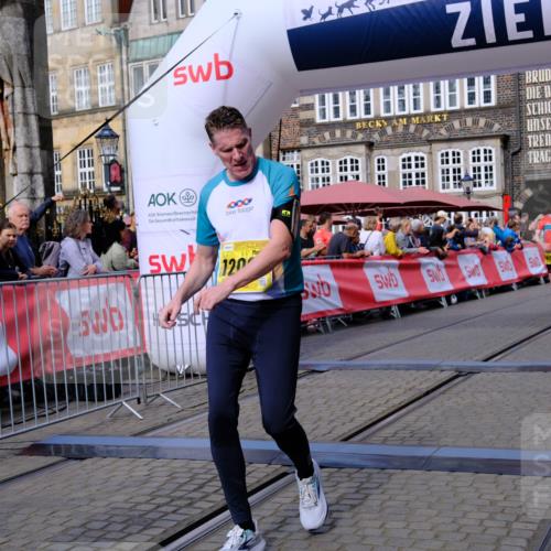 13.09.2026 - 21. swb-Marathon Bremen Tim E. http://msf.ph/oto/10303320 13.09.2026 10:46:09 Ziel 10436, 10464, 10987, 11015, 11063, 11279, 11559, 11762, 11845, 12033, 12069, 12087, 12556, 12557, 13595 meine-sportfotos.de