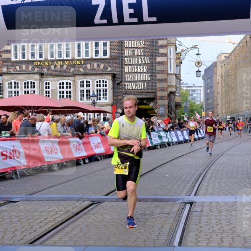 13.09.2026 - 21. swb-Marathon Bremen Tim E. http://msf.ph/oto/10303536 13.09.2026 10:46:39 Ziel 10228, 11110, 11287, 11356, 11706, 11925, 11926, 13609, 13640 meine-sportfotos.de