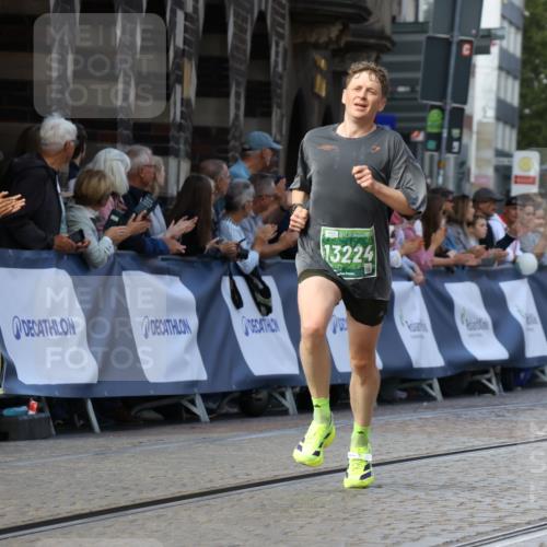 13.09.2026 - 21. swb-Marathon Bremen Strokosch-Dieckow http://msf.ph/oto/10303714 13.09.2026 12:56:29 Ziel 250, 6630, 901, 1212, 1288, 4936, 13224 meine-sportfotos.de