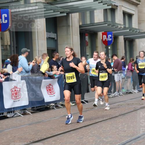 13.09.2026 - 21. swb-Marathon Bremen Strokosch-Dieckow http://msf.ph/oto/10303774 13.09.2026 10:51:52 Ziel 10218, 10588, 11277, 11285, 11371, 11376, 11487, 11555, 11610, 11869, 11877, 12319, 13578, 10162, 10183, 10281, 10348, 10467, 10641, 11273, 11277, 11542, 11685, 11733, 11777, 11784, 11787, 11962, 12329, 12349 meine-sportfotos.de