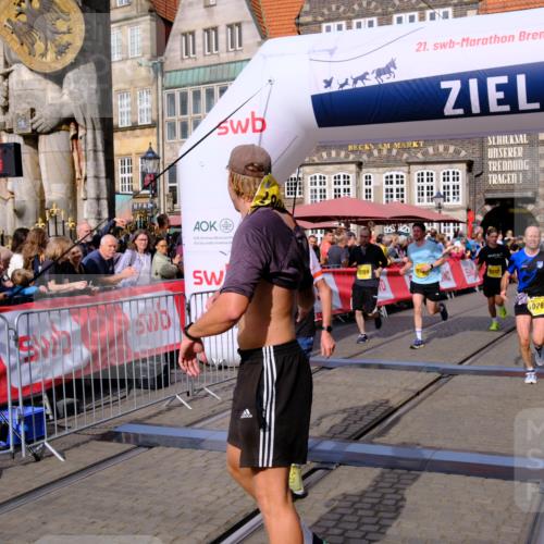 13.09.2026 - 21. swb-Marathon Bremen Tim E. http://msf.ph/oto/10303793 13.09.2026 10:47:13 Ziel 10289, 10445, 10504, 11060, 11199, 11212, 11344, 11608, 11661, 11783, 12364, 12375 meine-sportfotos.de