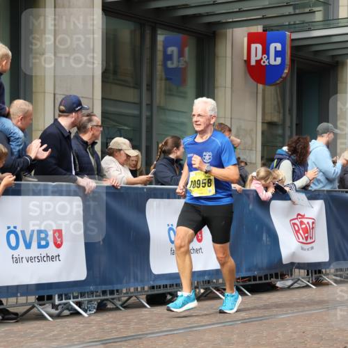 13.09.2026 - 21. swb-Marathon Bremen Strokosch-Dieckow http://msf.ph/oto/10304190 13.09.2026 10:52:24 Ziel 10193, 10304, 10339, 10652, 10734, 10812, 10827, 10906, 10958, 11002, 11038, 11109, 11144, 11350, 11362, 11597, 11604, 11605, 12019, 12338, 12361, 12399, 12439, 12533, 10588, 10761, 10958, 11371, 11487, 11604, 11605, 11610, 11669, 12319, 13578 meine-sportfotos.de