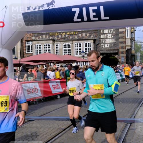13.09.2026 - 21. swb-Marathon Bremen Tim E. http://msf.ph/oto/10304262 13.09.2026 10:47:49 Ziel 10189, 10210, 10223, 10270, 10310, 10594, 10807, 10860, 10873, 10898, 11130, 11269, 11469, 11646, 11809, 12077, 12195, 12296, 12318, 12547, 13521 meine-sportfotos.de