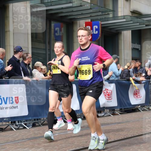 13.09.2026 - 21. swb-Marathon Bremen Strokosch-Dieckow http://msf.ph/oto/10304264 13.09.2026 10:52:26 Ziel 10193, 10304, 10339, 10652, 10734, 10812, 10827, 10906, 11002, 11038, 11109, 11144, 11350, 11362, 11386, 11597, 12019, 12338, 12361, 12399, 12439, 12533, 10588, 10761, 10958, 11371, 11487, 11604, 11605, 11610, 11669, 12319, 12439, 13578 meine-sportfotos.de