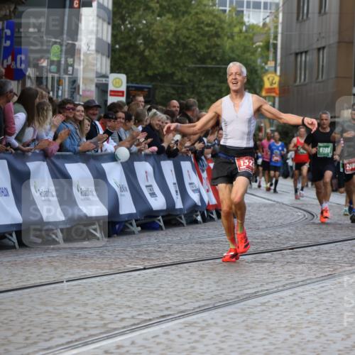 13.09.2026 - 21. swb-Marathon Bremen Strokosch-Dieckow http://msf.ph/oto/10304267 13.09.2026 12:58:20 Ziel 1323, 2073, 2099, 9065, 346, 6198, 8311, 8394 meine-sportfotos.de