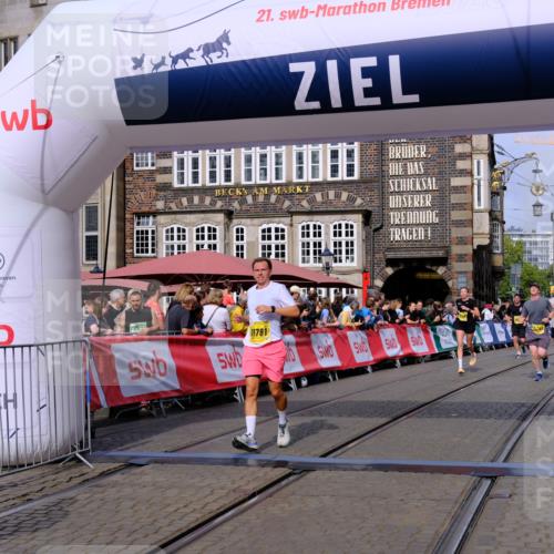 13.09.2026 - 21. swb-Marathon Bremen Tim E. http://msf.ph/oto/10304631 13.09.2026 10:48:30 Ziel 10142, 10316, 10329, 10421, 10638, 11058, 11135, 11193, 11241, 11781, 11815, 12259, 13620 meine-sportfotos.de