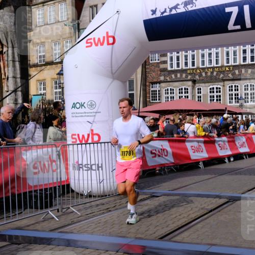 13.09.2026 - 21. swb-Marathon Bremen Tim E. http://msf.ph/oto/10304678 13.09.2026 10:48:31 Ziel 10142, 10316, 10329, 10421, 10638, 11058, 11135, 11193, 11241, 11781, 11815, 12259 meine-sportfotos.de