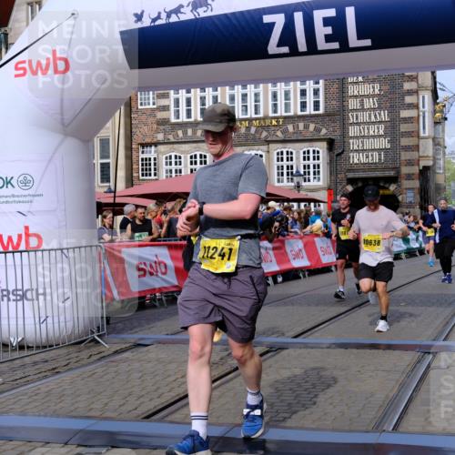 13.09.2026 - 21. swb-Marathon Bremen Tim E. http://msf.ph/oto/10304711 13.09.2026 10:48:34 Ziel 10316, 10329, 10421, 10638, 11058, 11135, 11241, 11683, 11781, 11815, 12259 meine-sportfotos.de