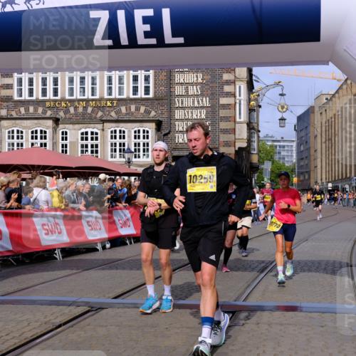 13.09.2026 - 21. swb-Marathon Bremen Tim E. http://msf.ph/oto/10304922 13.09.2026 10:48:48 Ziel 10231, 10269, 10421, 10426, 10489, 10538, 10770, 10814, 10917, 10993, 11196, 11372, 11582, 11611, 11683, 11815, 11837, 12259, 13570 meine-sportfotos.de