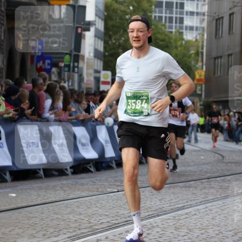 13.09.2026 - 21. swb-Marathon Bremen Strokosch-Dieckow http://msf.ph/oto/10305159 13.09.2026 12:59:09 Ziel 1576, 2049, 3624, 4847, 6929, 8065, 658, 1248, 1508, 1751, 1800, 1993, 2651, 4096, 8383, 9533 meine-sportfotos.de