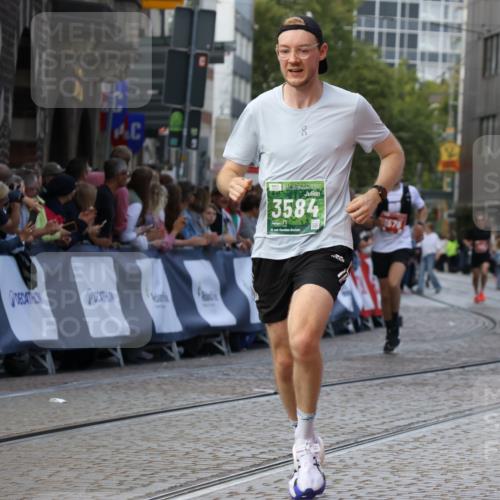 13.09.2026 - 21. swb-Marathon Bremen Strokosch-Dieckow http://msf.ph/oto/10305185 13.09.2026 12:59:09 Ziel 1576, 2049, 3624, 4847, 6929, 8065, 658, 1248, 1508, 1751, 1800, 1993, 2651, 4096, 8383, 9533 meine-sportfotos.de