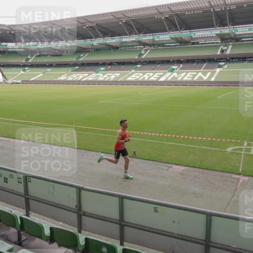 13.09.2026 - 21. swb-Marathon Bremen Michael Burmester http://msf.ph/oto/10305585 13.09.2026 11:54:04 Laufen im Stadion  meine-sportfotos.de