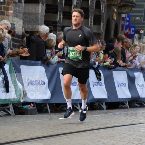 13.09.2026 - 21. swb-Marathon Bremen Strokosch-Dieckow http://msf.ph/oto/10305602 13.09.2026 12:59:33 Ziel 658, 1248, 1508, 1751, 1800, 1993, 2651, 3584, 3688, 4096, 4399, 6991, 8383, 9533, 126, 277, 466, 862, 1485, 1852, 4964, 5316, 5828, 6557 meine-sportfotos.de