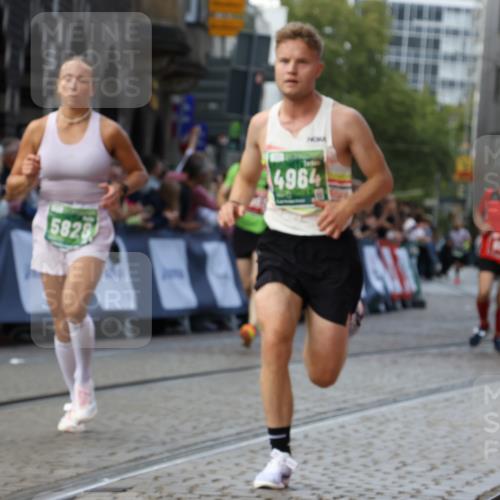 13.09.2026 - 21. swb-Marathon Bremen Strokosch-Dieckow http://msf.ph/oto/10305749 13.09.2026 12:59:37 Ziel 658, 1248, 1508, 1751, 1800, 1993, 2651, 3584, 4096, 6991, 8383, 9533, 126, 277, 807, 1320, 1485, 1852, 6557, 8850 meine-sportfotos.de