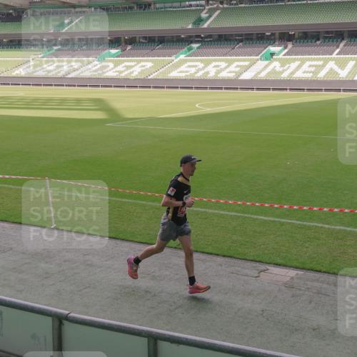 13.09.2026 - 21. swb-Marathon Bremen Michael Burmester http://msf.ph/oto/10305885 13.09.2026 12:10:07 Laufen im Stadion 692, 1046, 1671, 2054, 176, 1091, 1681 meine-sportfotos.de