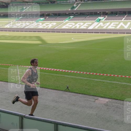 13.09.2026 - 21. swb-Marathon Bremen Michael Burmester http://msf.ph/oto/10305939 13.09.2026 12:11:18 Laufen im Stadion 614, 1046, 1651, 1671, 2054, 1091 meine-sportfotos.de